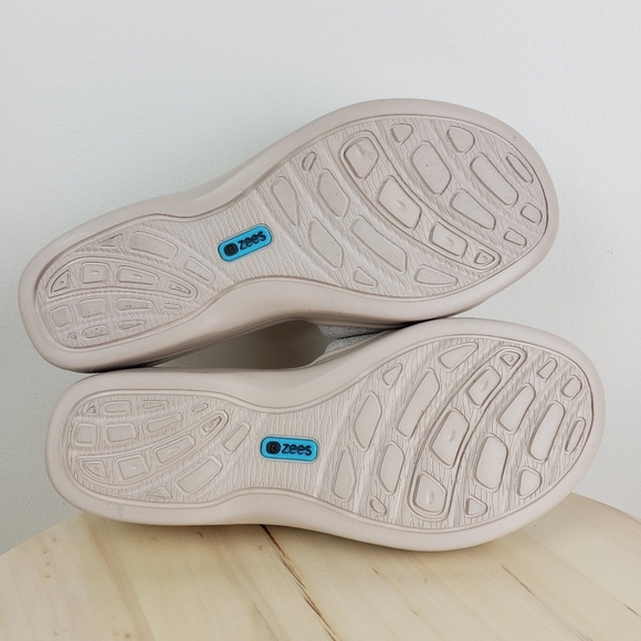 BZees Wedge Slide Sandal Size 9M Dynasty Bright Gold Beige Comfort Casual Sandal - Picture 11 of 11